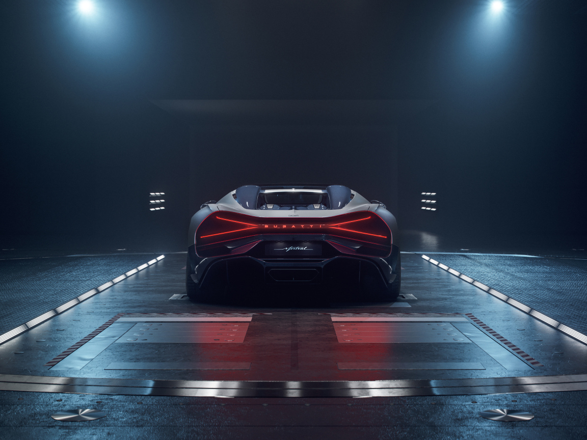 Вид сзади на автомобиль Bugatti Mistral