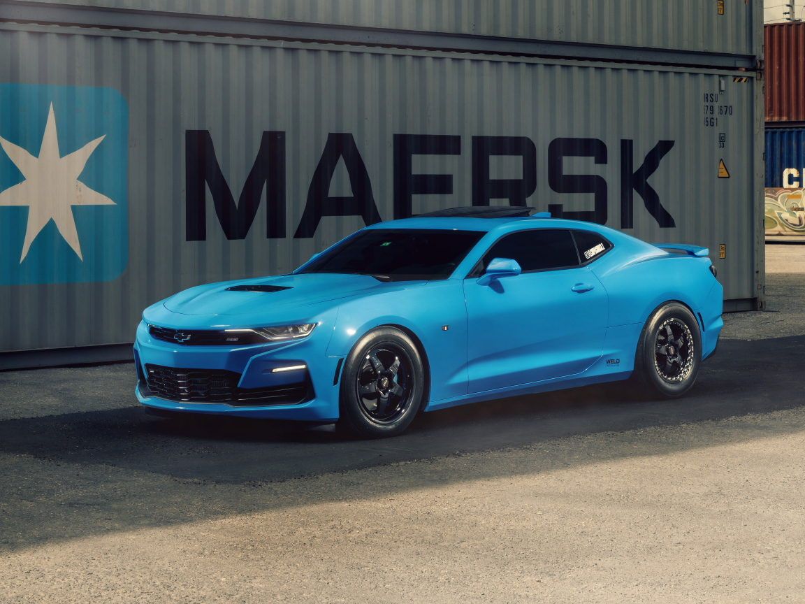Голубой спорткар Chevrolet Camaro RS