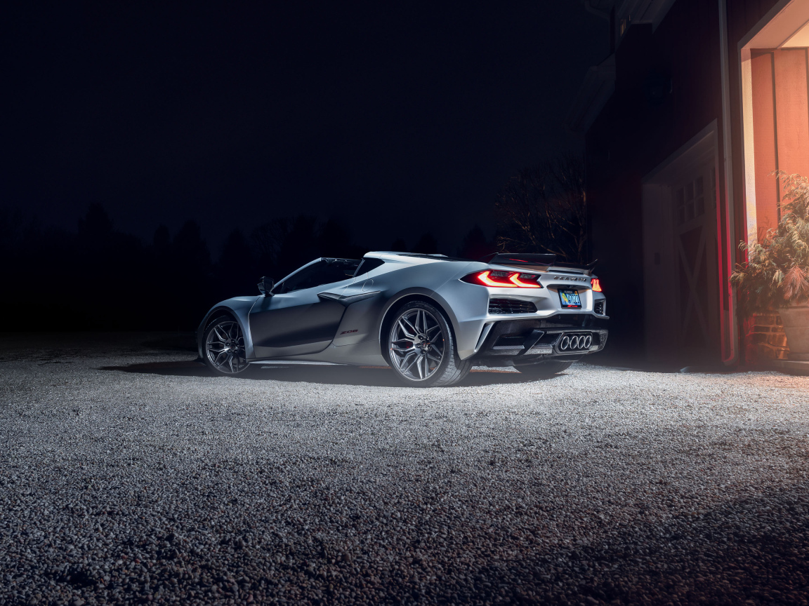 Автомобиль Chevy Corvette Z06 у дома