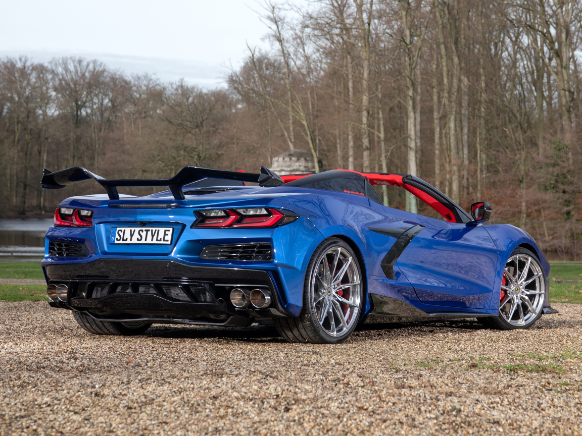 Вид сзади на синий автомобиль Chevrolet Corvette Stingray Convertible Z06