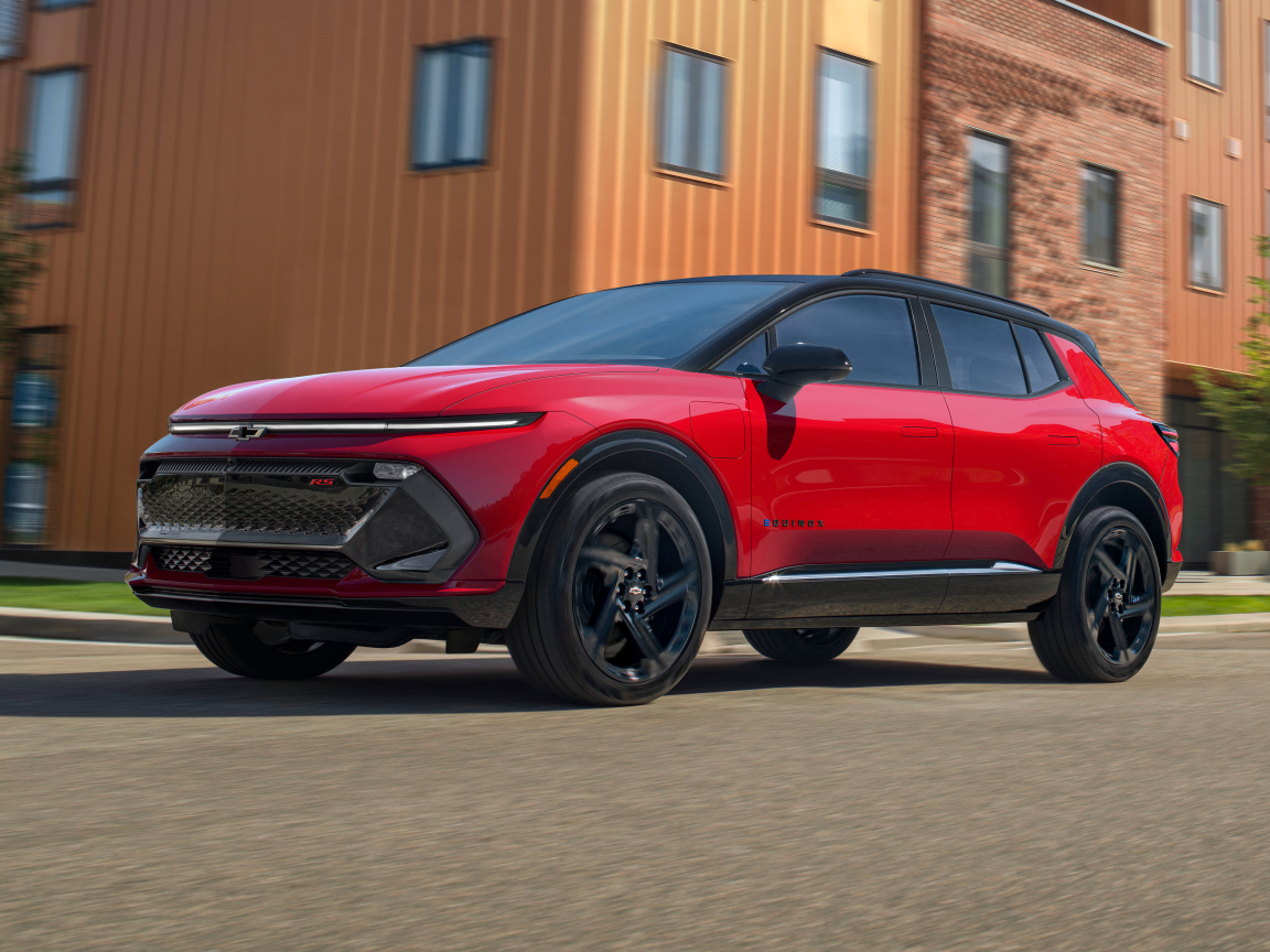 Красный внедорожник Chevrolet Equinox EV 3RS 2024 года у дома