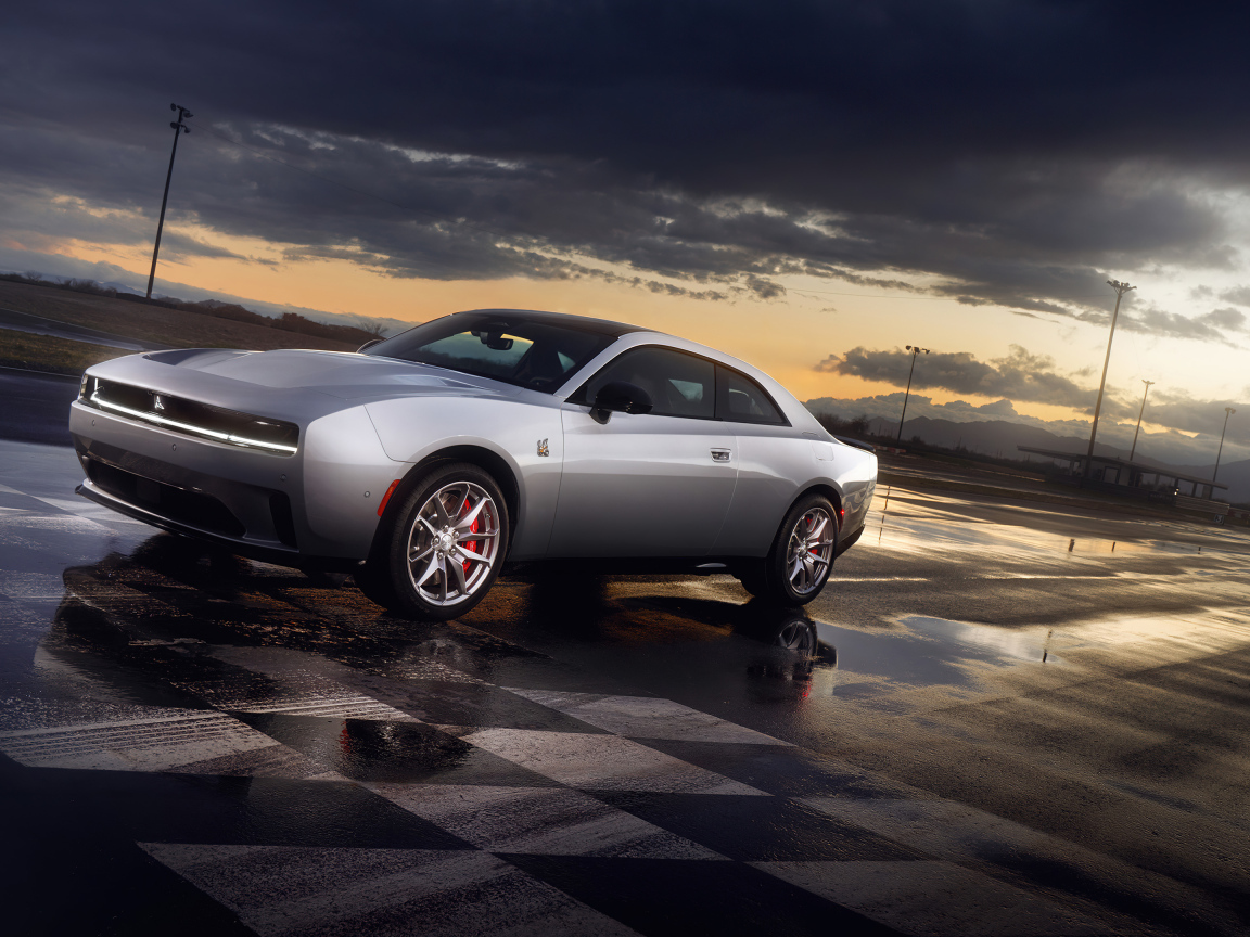 Автомобиль Dodge Charger Daytona Scat Pack 2024 года на мокром асфальте