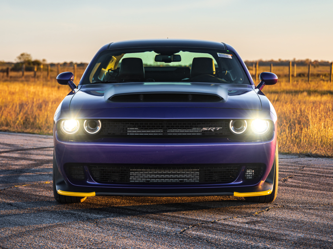 Автомобиль Dodge Hennessey Demon 1700 Twin-Turbo 2024 года с включенными фарами