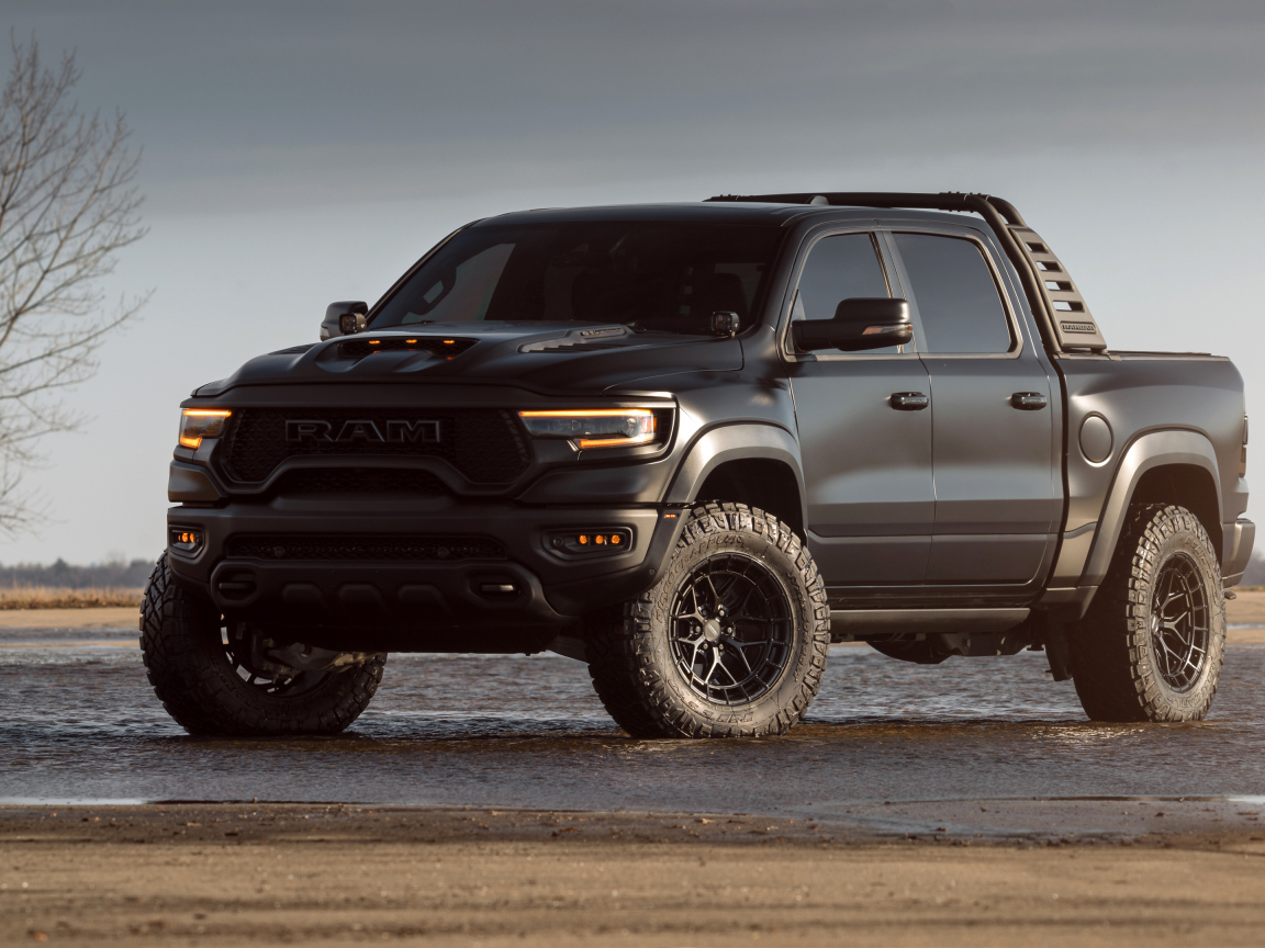 Большой пикап Dodge Ram 1500 TRX