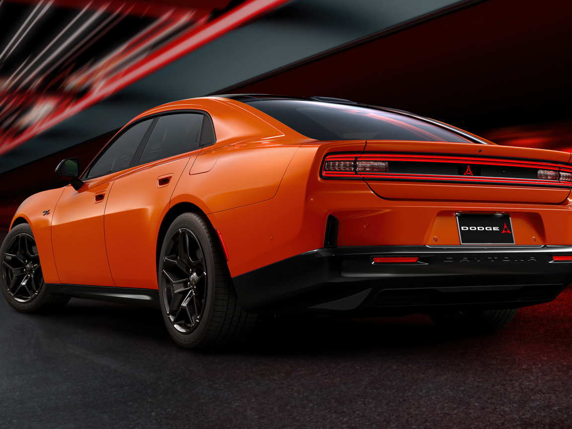 Вид сзади на новый оранжевый автомобиль Dodge Charger Daytona RT 2025 года