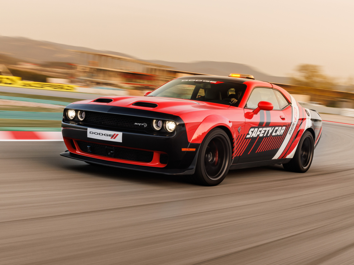 Красный гоночный автомобиль Dodge Challenger SRT Hellcat WorldSBK Safety Car 2024 года