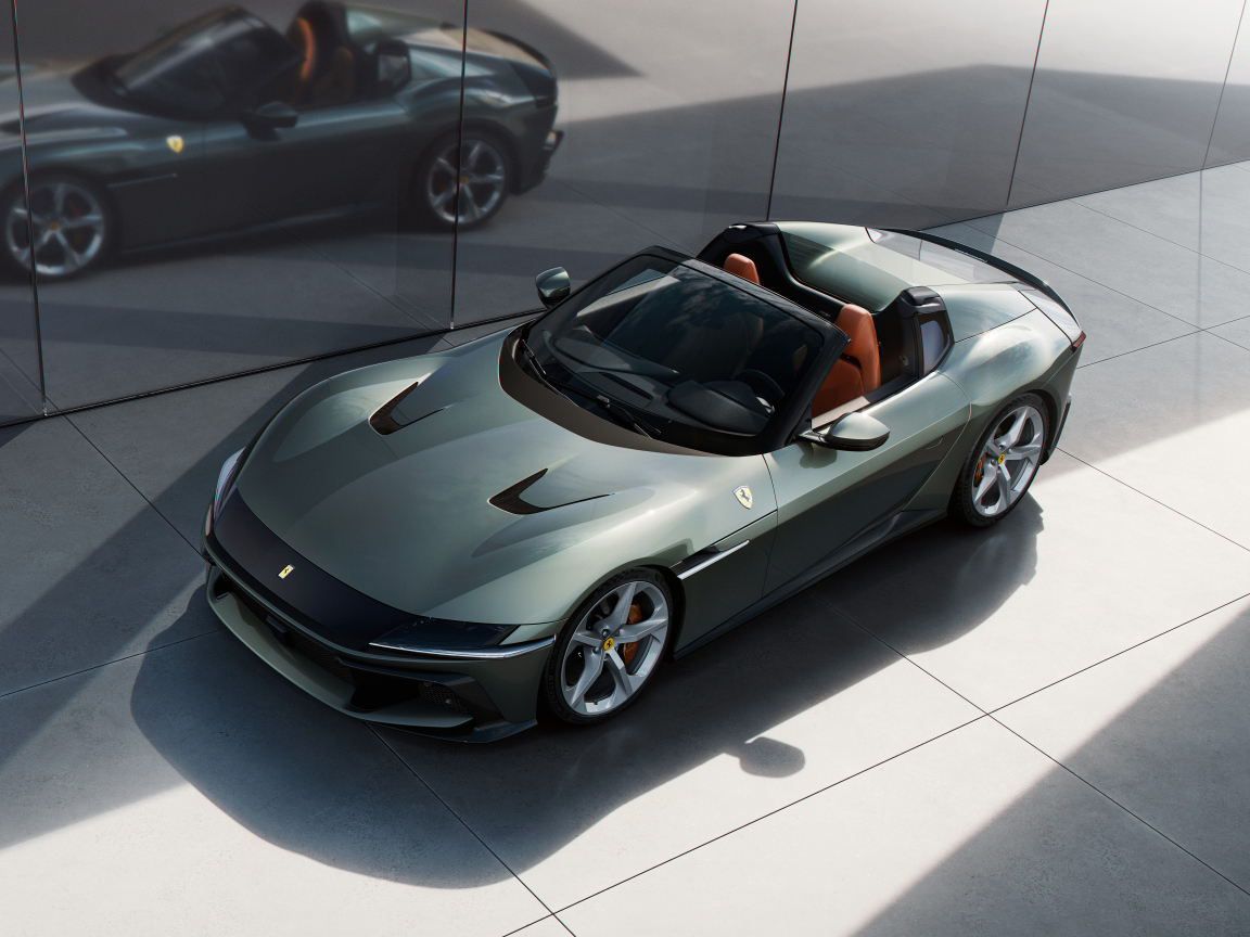 Быстрый автомобиль Ferrari 12Cilindri Spider 2024 года