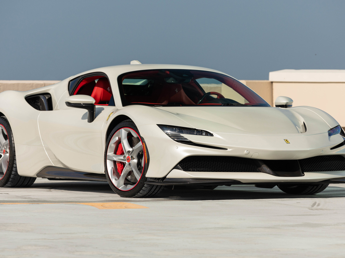 Быстрый белый автомобиль Ferrari SF90 Stradale