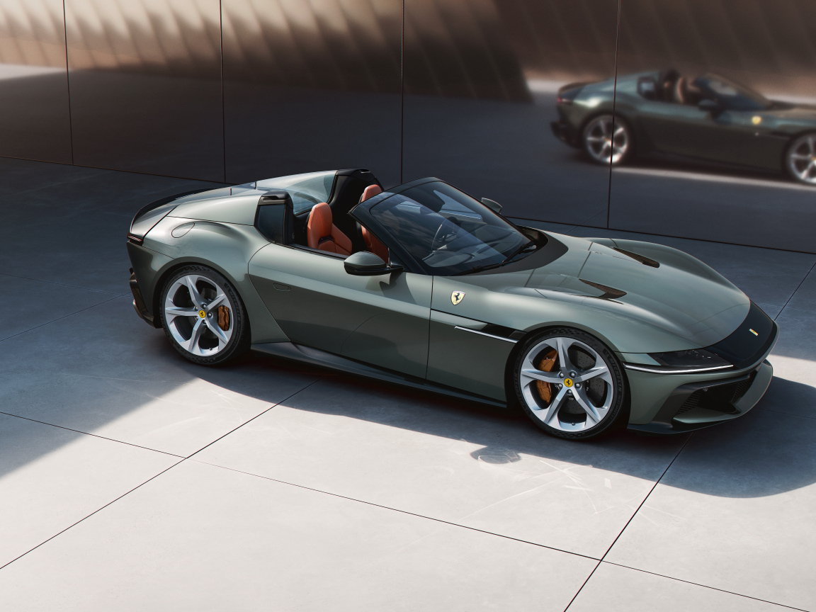 Зеленый автомобиль Ferrari 12Cilindri Spider 2024 года
