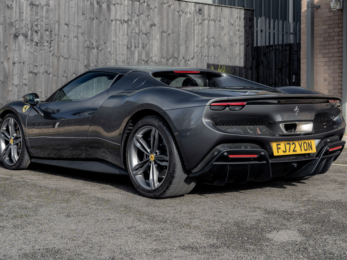 Вид сзади на автомобиль Ferrari 296 GTB