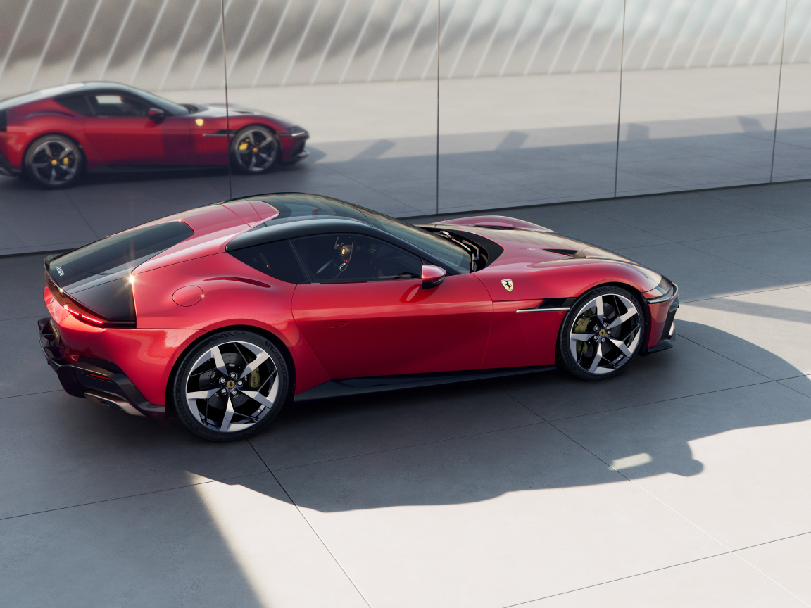 Красный автомобиль Ferrari 12Cilindri 2024 года у стены