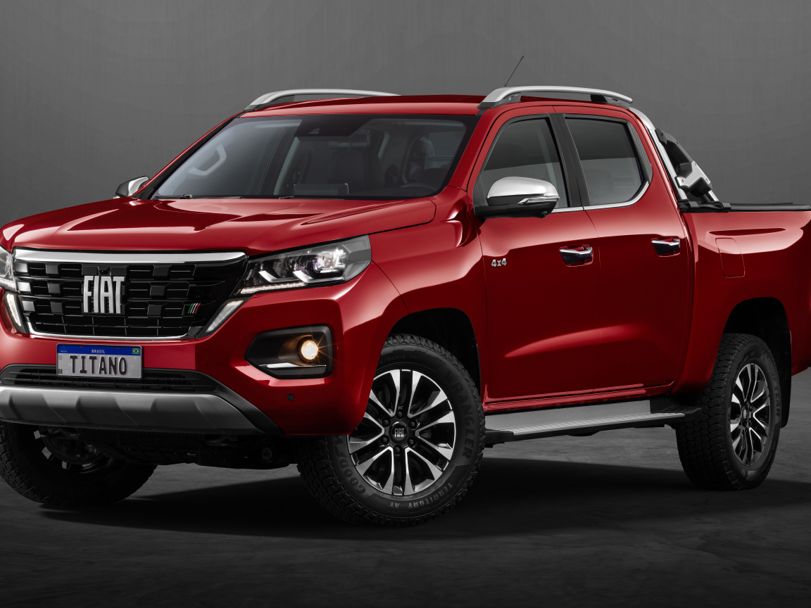 Красный Fiat Titano Ranch Cabine Dupla 4x4  2025 года на сером фоне