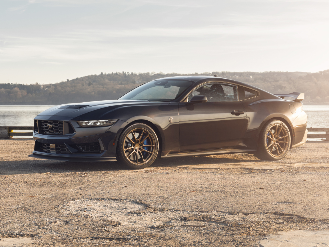 Черный автомобиль  Ford Mustang Dark Horse