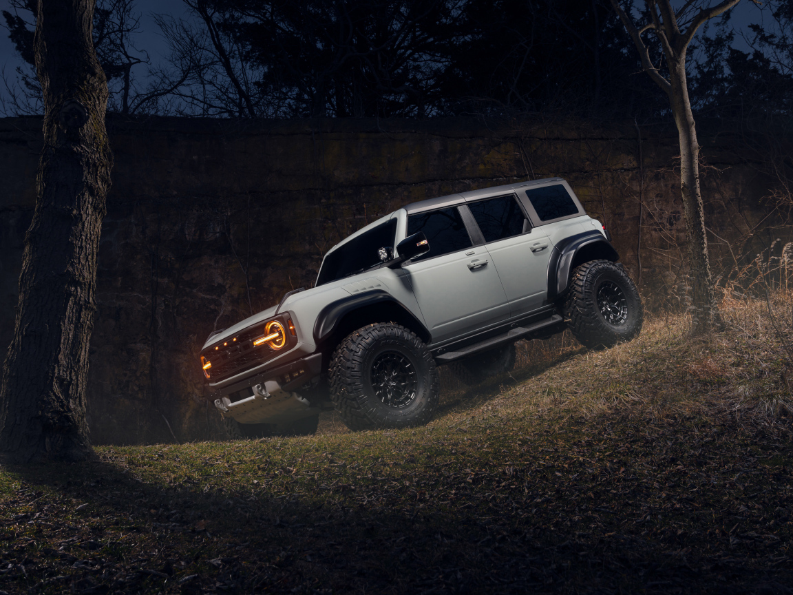 Джип Ford Bronco Raptor в лесу ночью