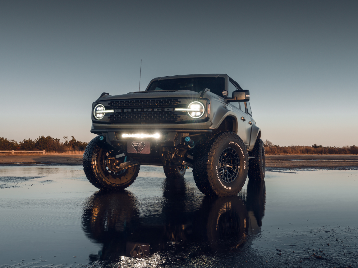 Автомобиль  Ford Bronco Vossen Wheels  на мокром асфальте