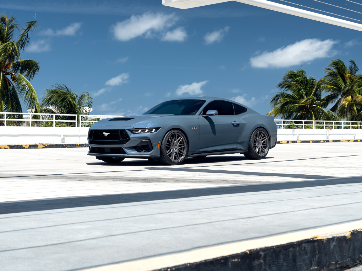 Автомобиль Ford Mustang GT на дороге