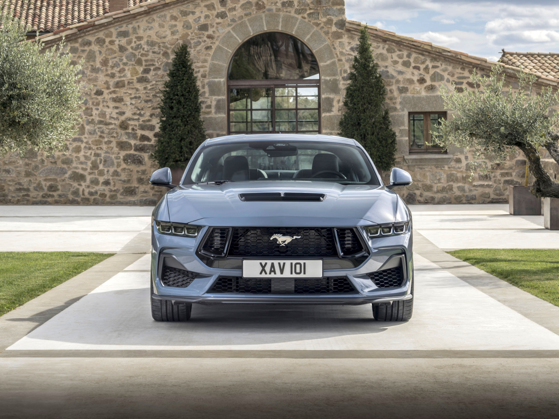 Вид спереди на автомобиль Ford Mustang GT 2024 года