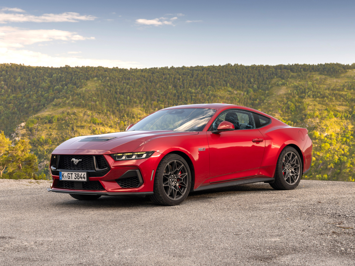 Красный автомобиль Ford Mustang GT 2024 года
