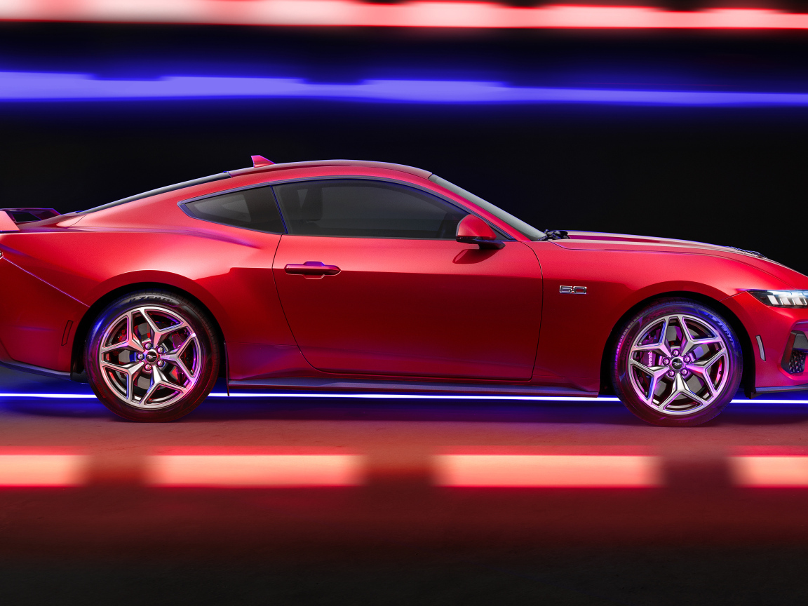 Вид сбоку на красный автомобиль Ford Mustang GT Performance 2024 года