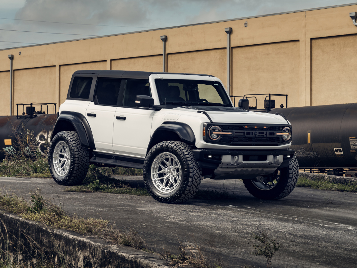 Белый джип Custom Ford Bronco Raptor