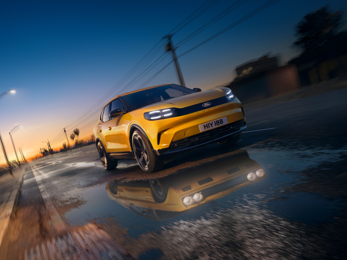 Желтый  Ford Capri 2024 года на мокрой дороге