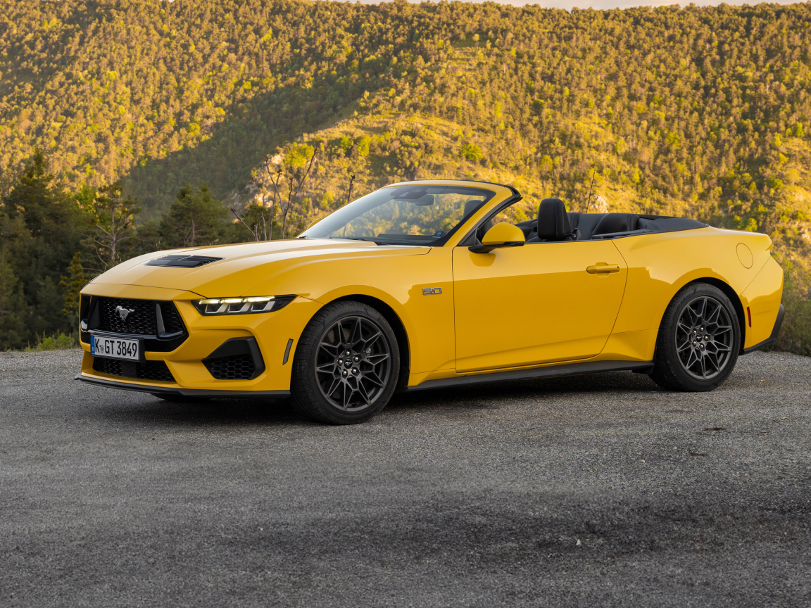 Желтый автомобиль Ford Mustang GT Convertible 2024 года