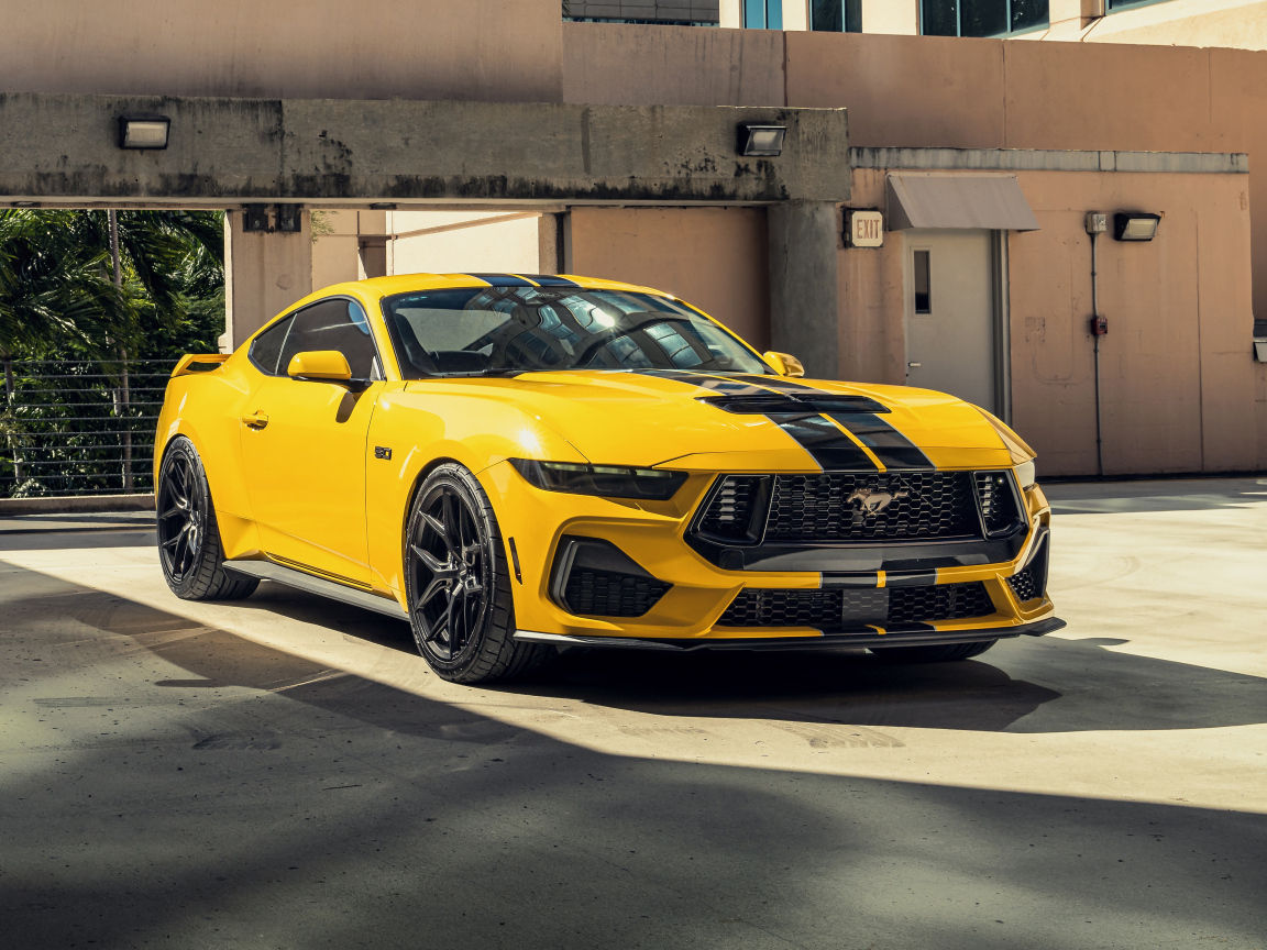 Желтый автомобиль Ford Mustang GT