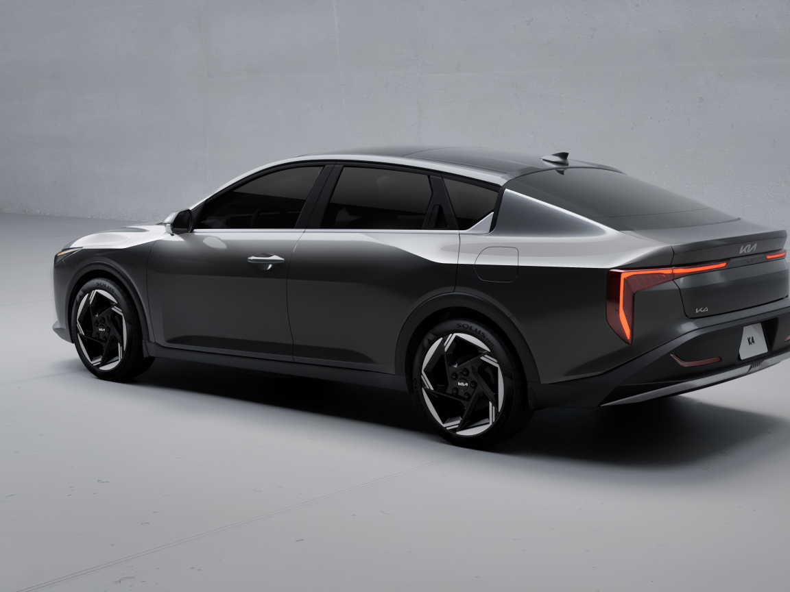 Черный автомобиль Kia K4 2025 года вид сзади