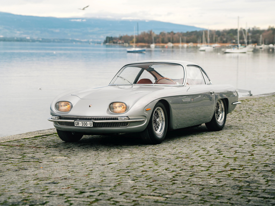 Вид спереди на автомобиль Lamborghini 350 GT у воды