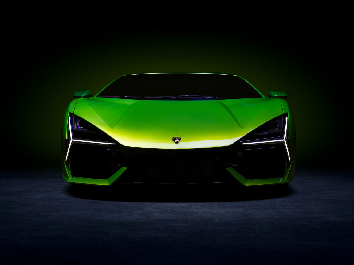 Зеленый автомобиль Lamborghini Revuelto вид спереди