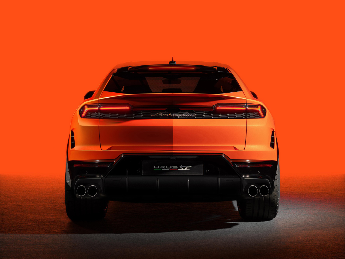 Автомобиль  Lamborghini Urus SE Plug-In Hybrid вид сзади