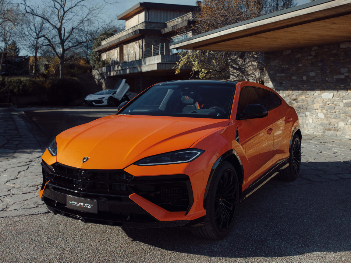 Оранжевый внедорожник Lamborghini Urus SE Plug-In Hybrid