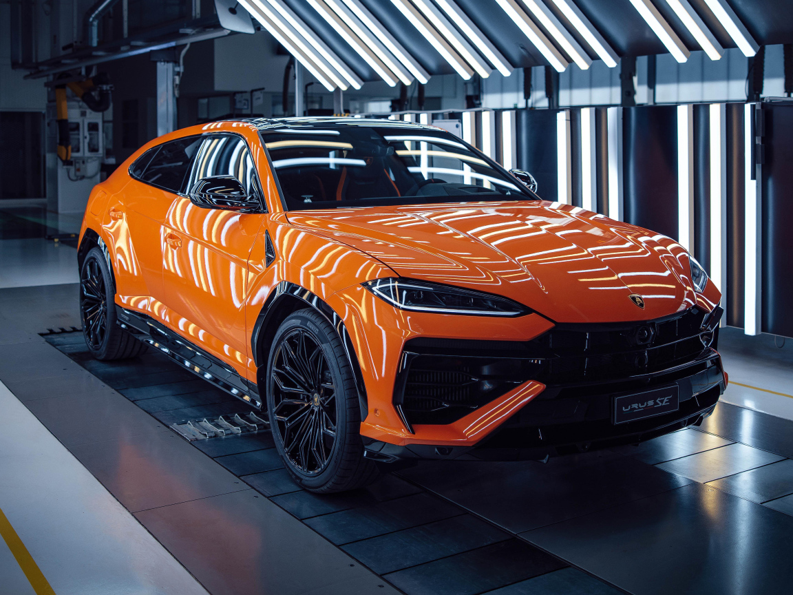 Оранжевый супер внедорожник Lamborghini Urus SE Plug-In Hybrid