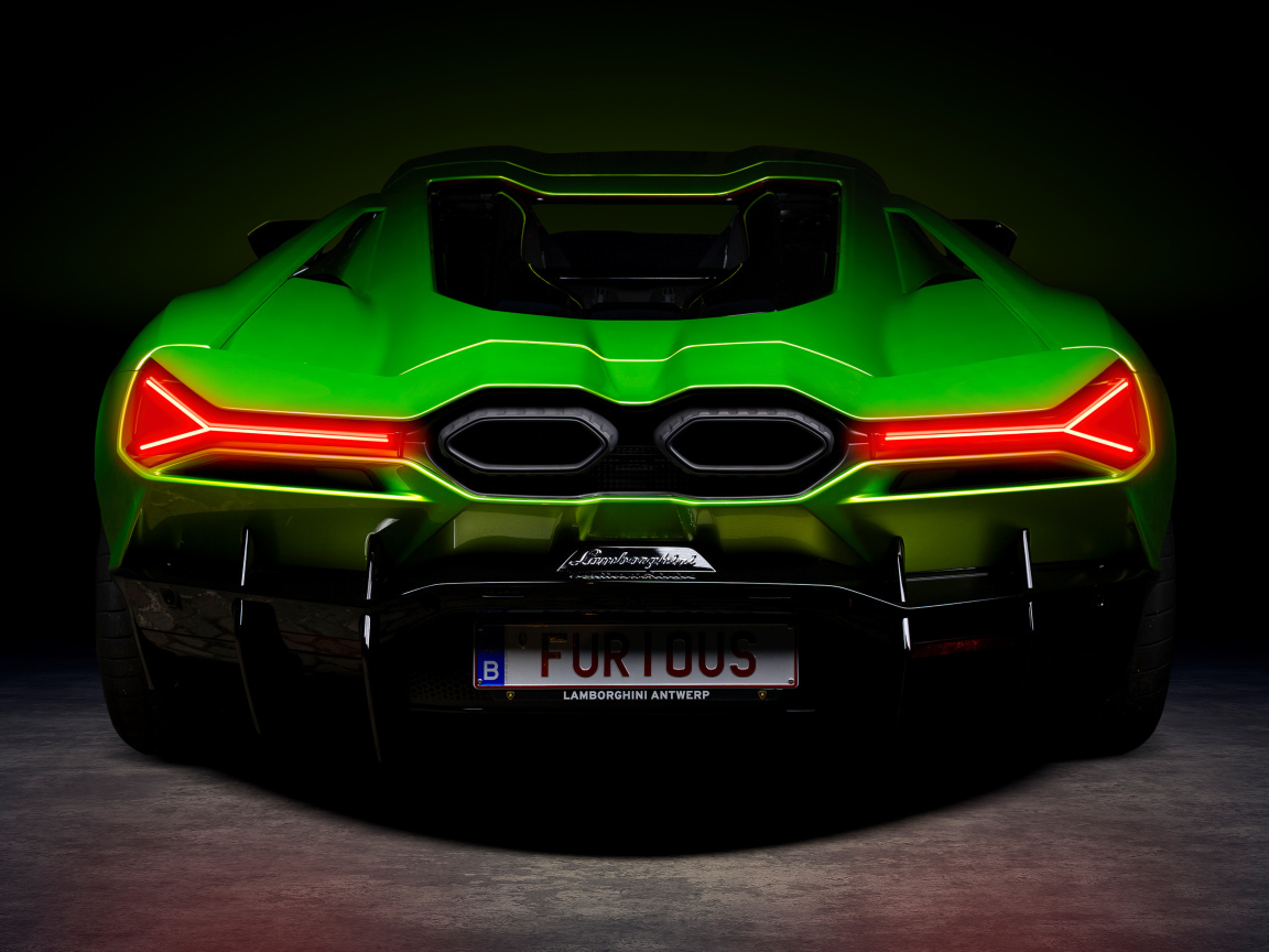 Вид сзади на зеленый автомобиль Lamborghini Revuelto