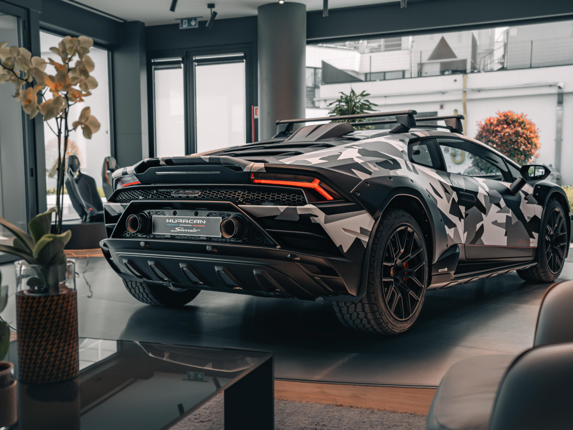Вид сзади на автомобиль Lamborghini Huracán Sterrato All-Terrain Ad Personam 2024  года в здании
