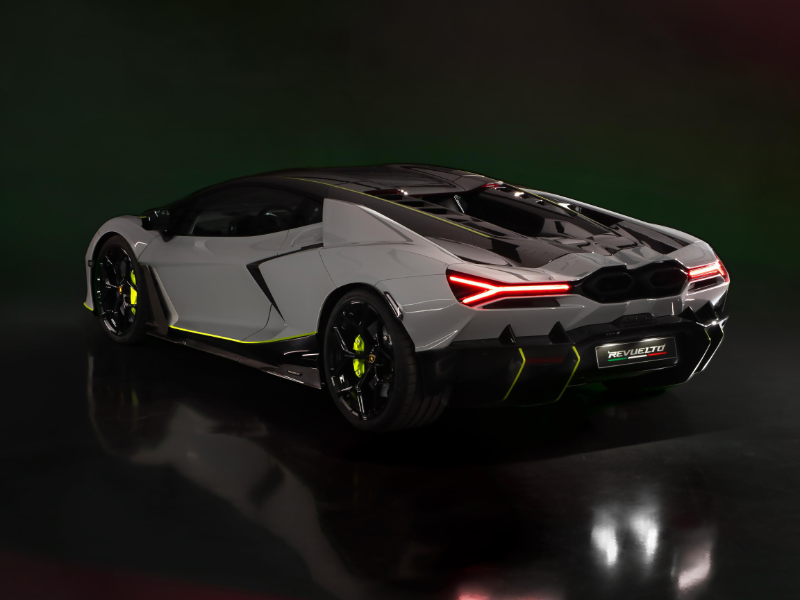 Вид сзади на автомобиль Lamborghini Revuelto At Lamborghini Arena 2024 года