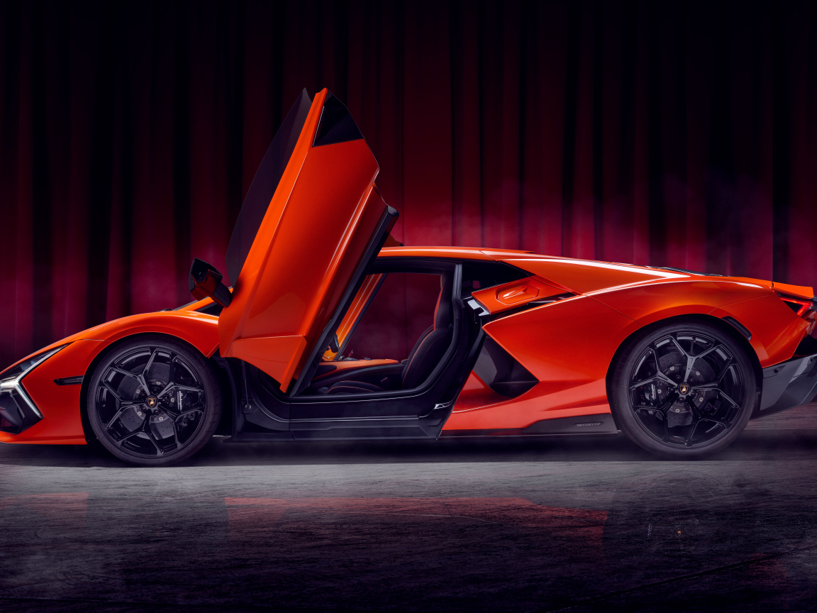 Красный автомобиль Lamborghini Revuelto с открытыми дверями