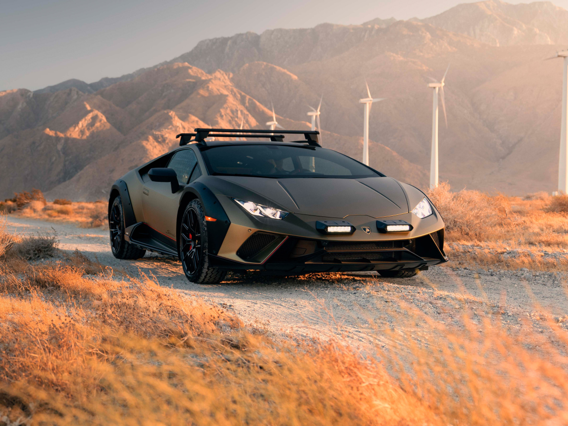 Стильный автомобиль Lamborghini Huracán Sterrato 2024 года в горах