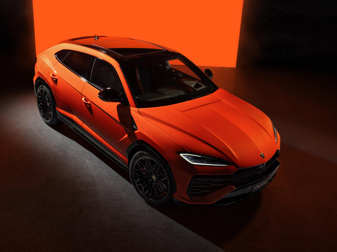 Вид сверху на оранжевый внедорожник Lamborghini Urus SE Plug-In Hybrid