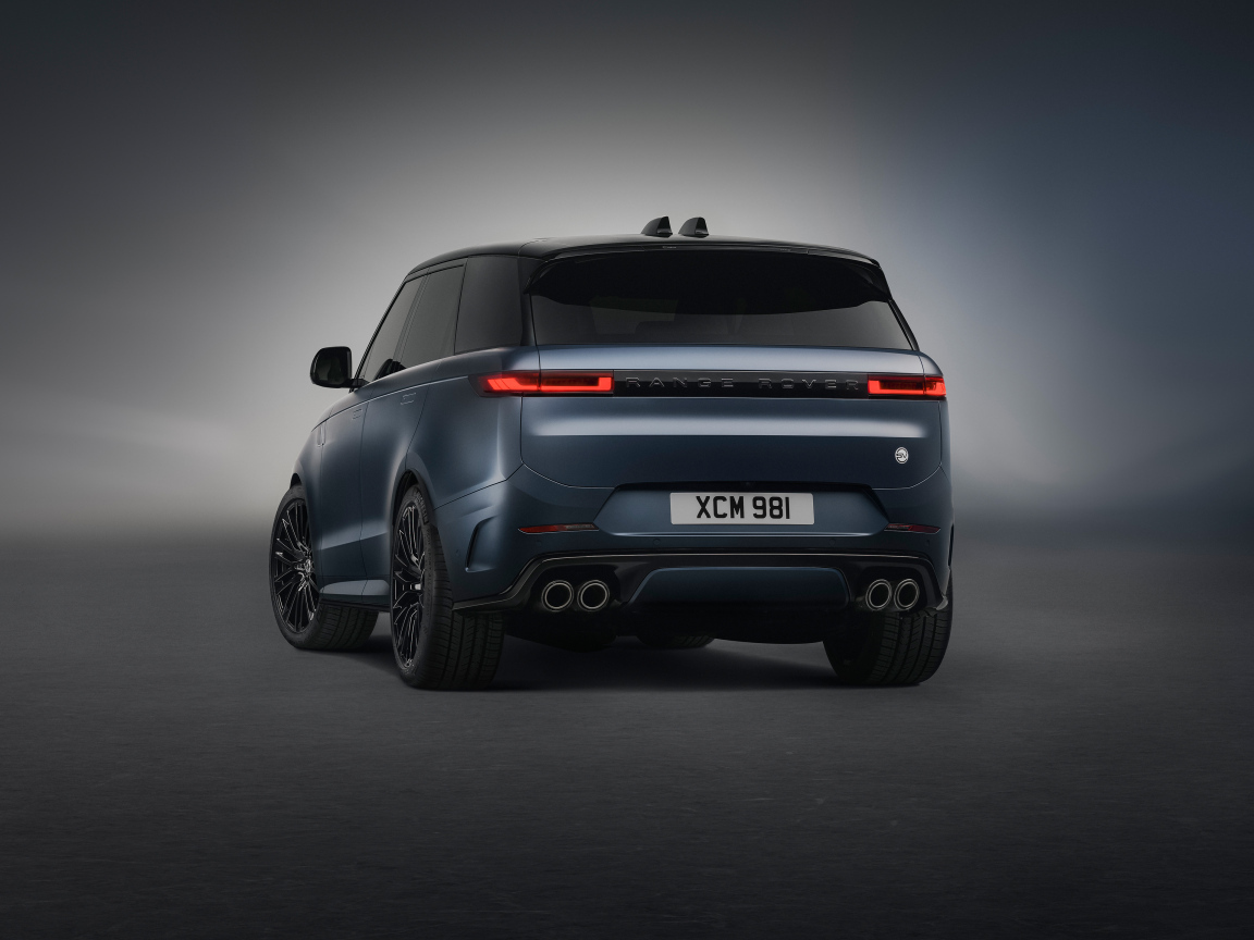 Вид сзади на автомобиль Range Rover Sport SV Edition Two 2024 года