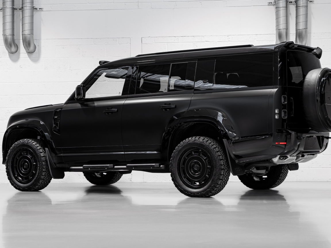 Черный внедорожник Land Rover Defender Widetrack 2024 года