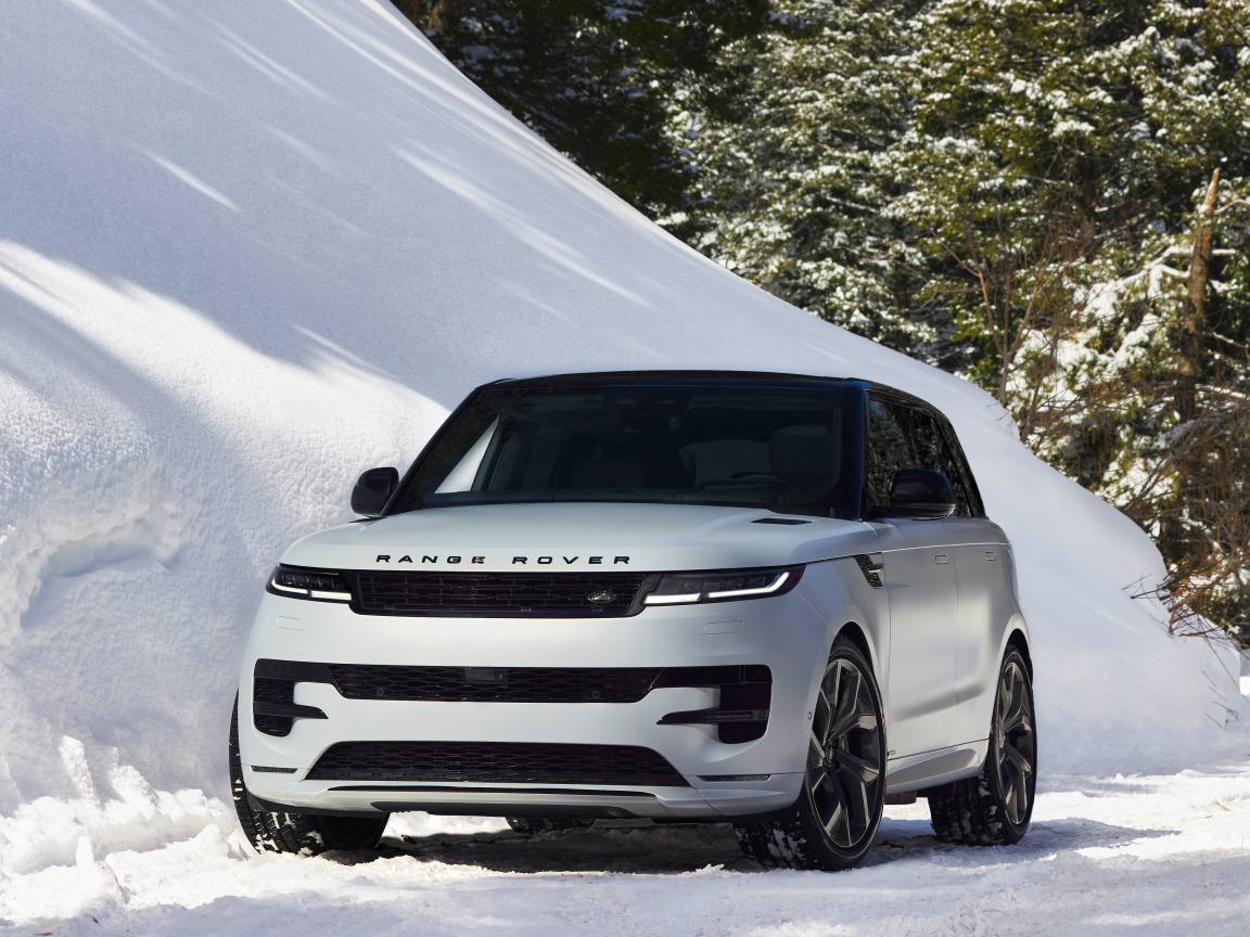 Серебристый внедорожник Range Rover Sport Park City Edition 2024 года на снегу