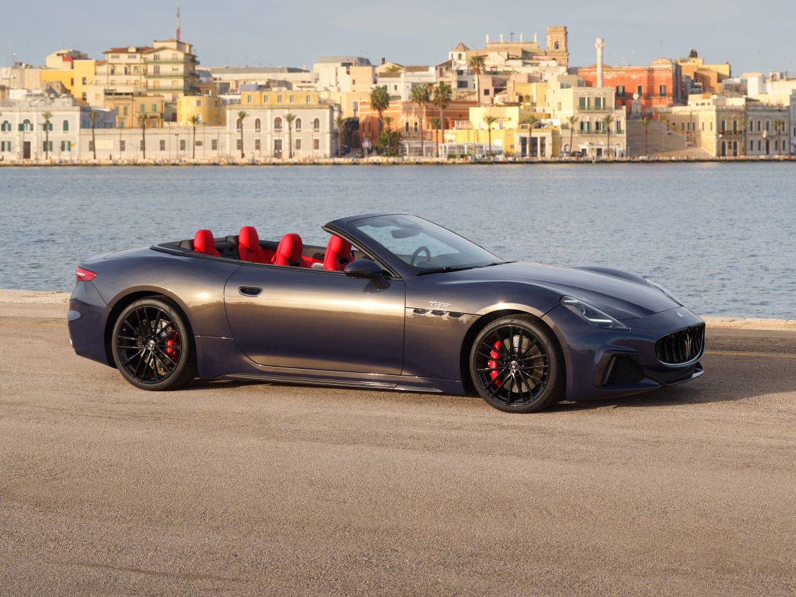 Кабриолет Maserati GranCabrio Trofeo 2024 года у воды