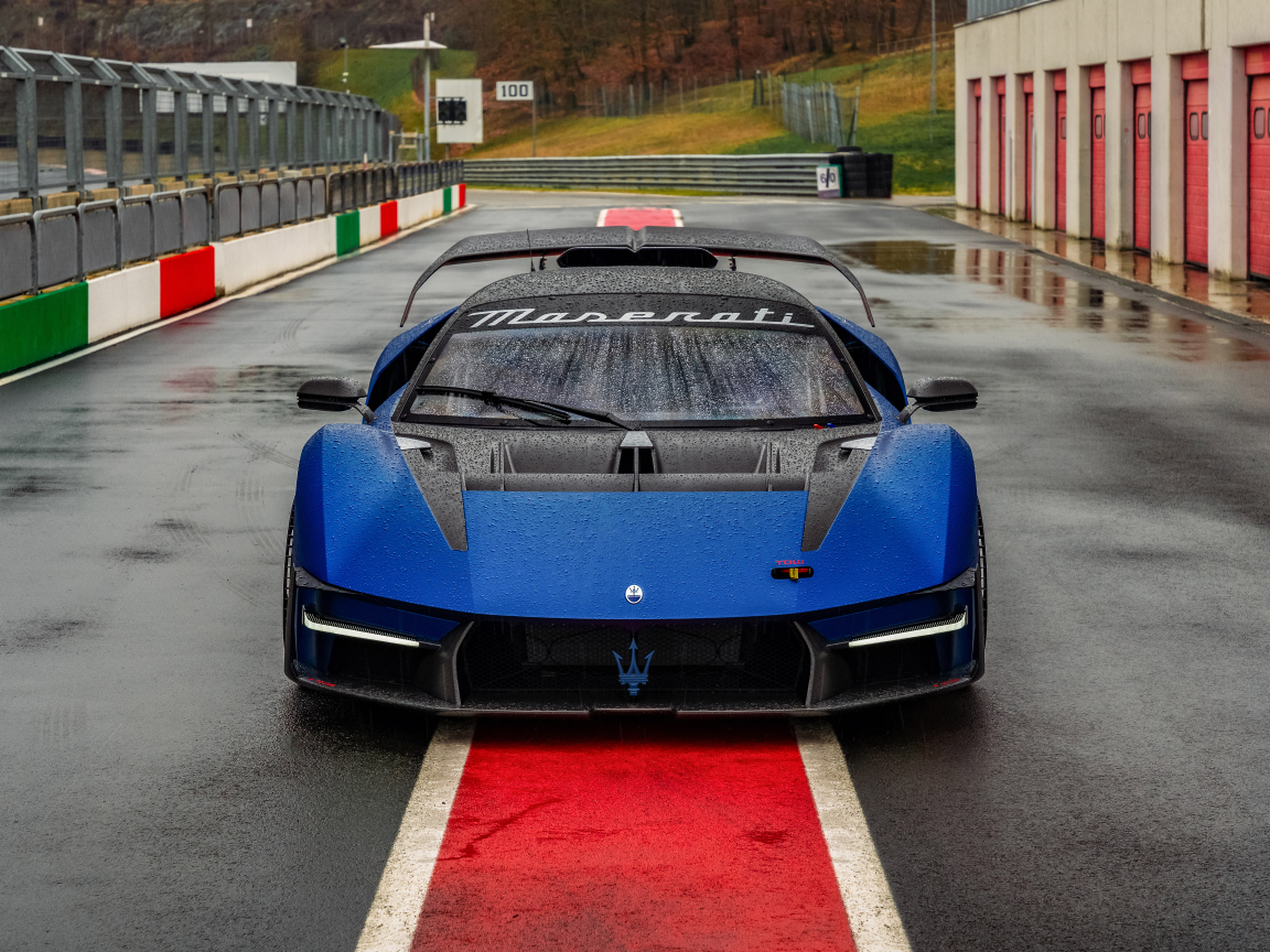 Синий автомобиль Maserati MCXtrema