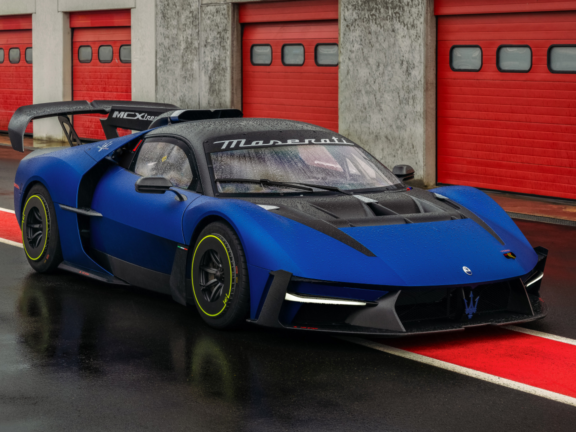 Синий быстрый автомобиль Maserati MCXtrema