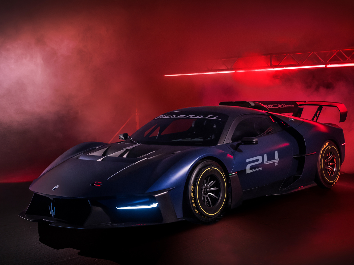 Дорогой спортивный автомобиль Maserati MCXtrema