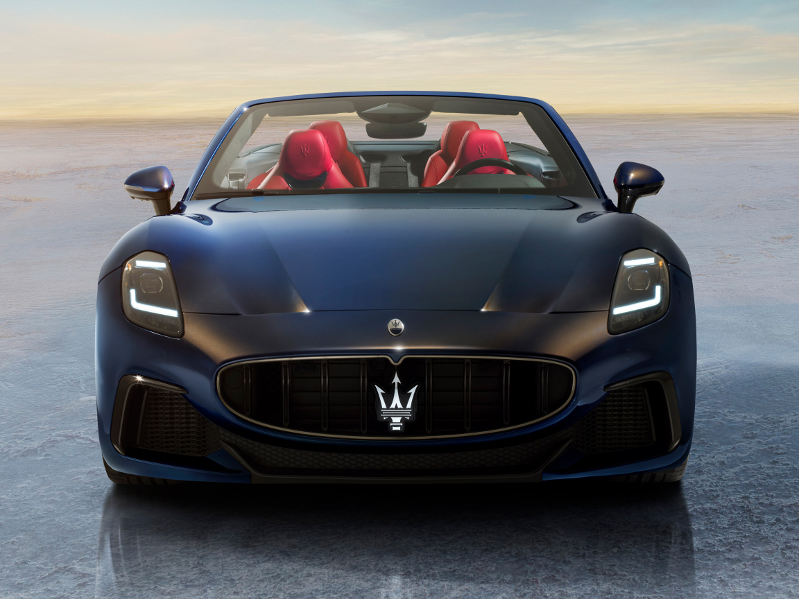 Вид спереди на автомобиль Maserati GranCabrio Trofeo 2024 года