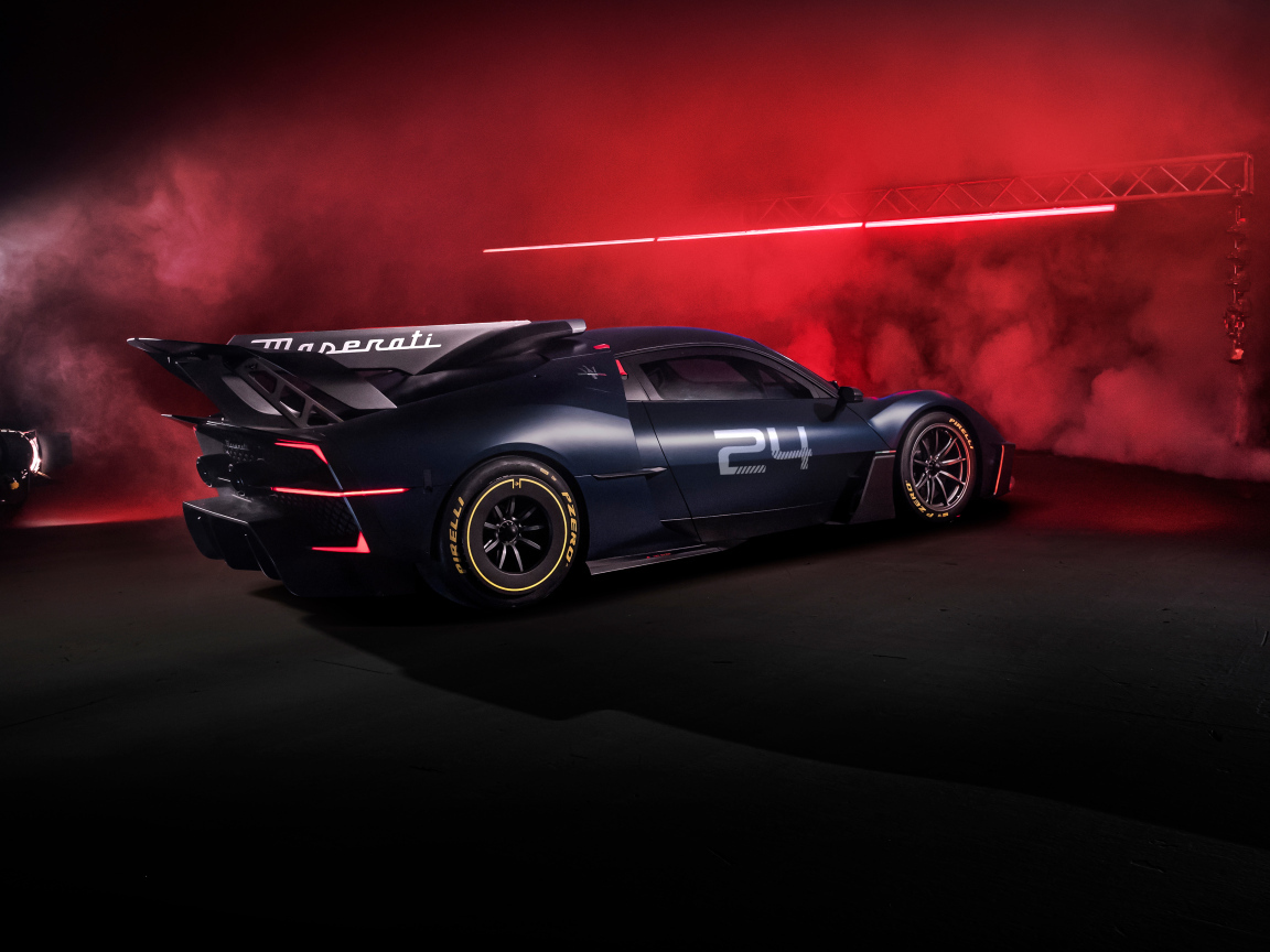 Вид сзади на спортивный автомобиль Maserati MCXtrema