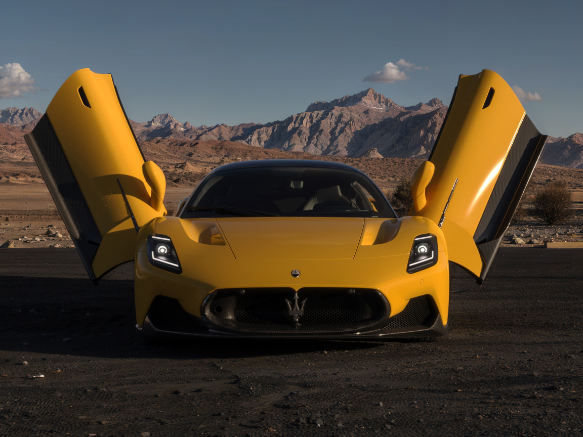 Желтый спорткар Maserati MC20 с открытыми дверями