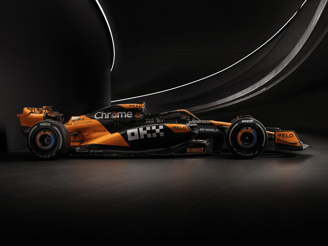 Гоночный автомобиль McLaren MCL38 2024  года вид сбоку